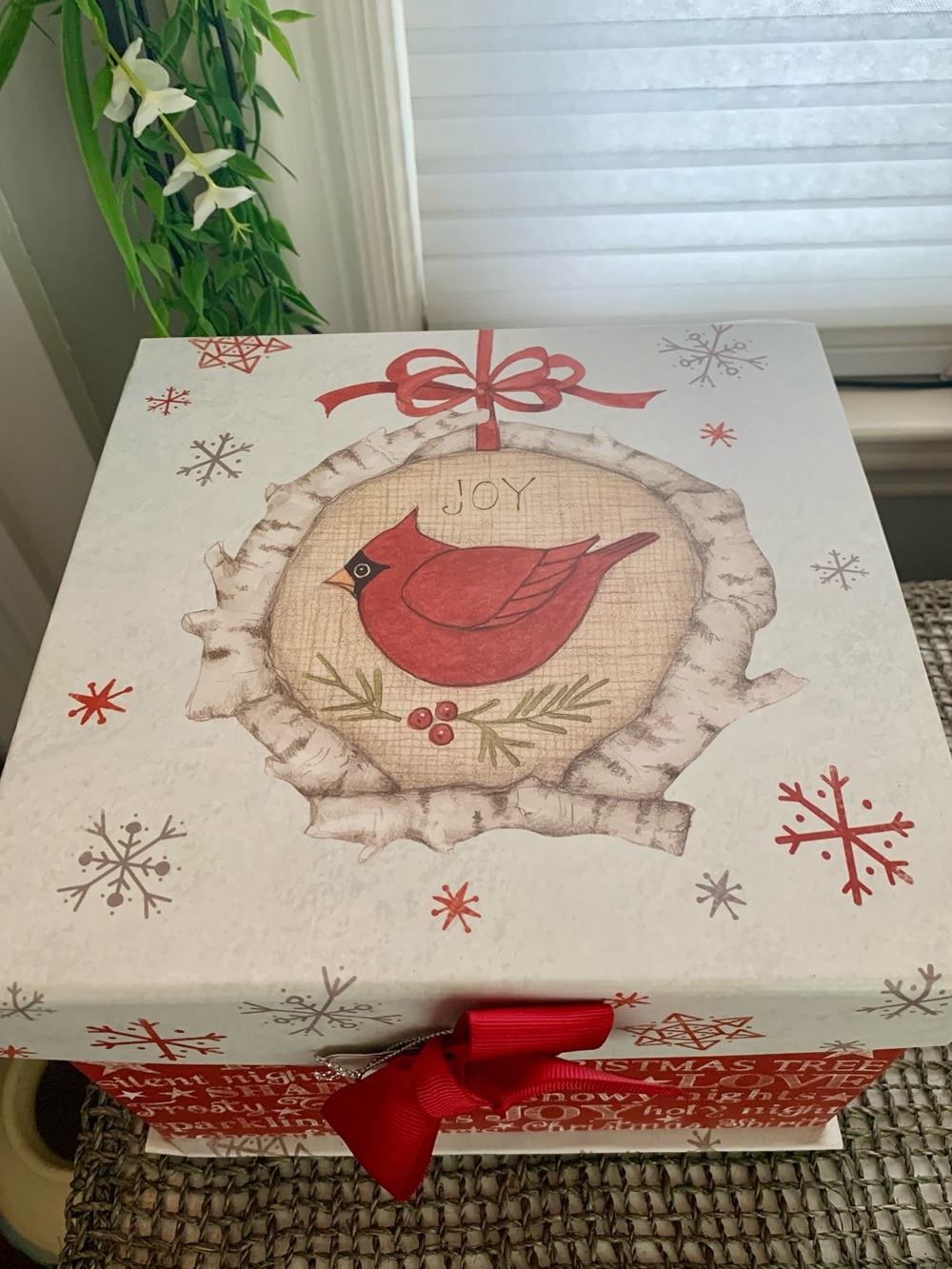 Susan Winget Christmas Cardinal โJoyโ 2 Nesting Gift Box